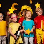 Театральная студия помогает ребёнку раскрепоститься, развить речь и уверенность в себе. Мы собрали 16 проверенных школ Петербурга — от бесплатных кружков до профессиональных курсов с выходом на сцену и съёмочную площадку. Цены начинаются от 2 000 ₽ в месяц.