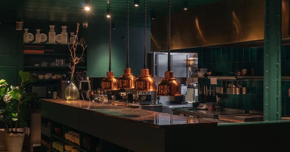 Петербург переживает ресторанный бум: шефы-звёзды открывают по три проекта за год, столики разлетаются первого числа месяца, а средний чек в топовых местах стартует от двух тысяч рублей