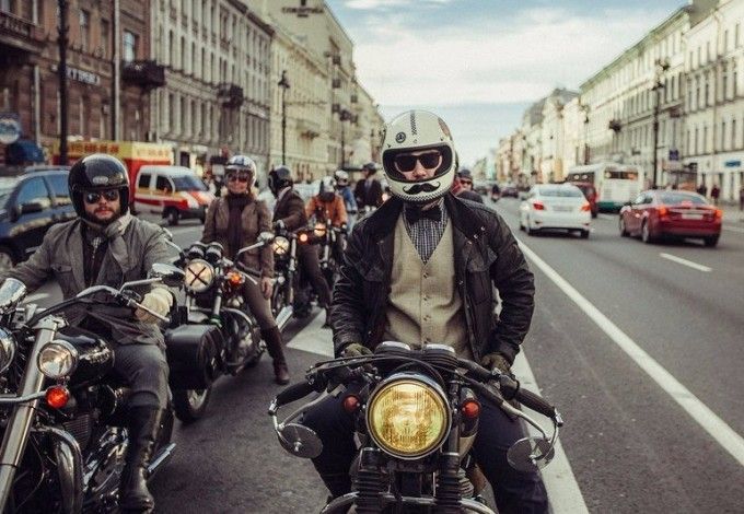 25 сентября ценители и владельцы классических мотоциклов объединятся и устроят красивый мотопарад. Мужчины и дамы в твидовых костюмах, брюках, галстуках и платках оседлают классические мотоциклы различных мировых брендов и будут разъезжать по специальному маршруту, показывая всем, что мототранспорт — это в первую очередь красиво.