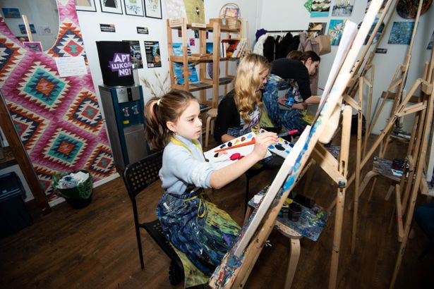 Ваш ребенок просит научить его рисовать или мечтает создать собственный комикс? В нашей подборке — 15 проверенных мест, где детям помогут раскрыть талант в любой технике: от классической живописи до аниме и песочной анимации. В каждой студии опытные преподаватели, комфортная атмосфера и возможность попробовать уникальные направления — от масляных красок до работы с эпоксидной смолой.