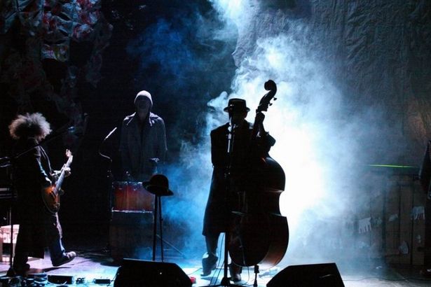 Осень в Петербурге традиционно богата на театральные премьеры. В новом сезоне,&nbsp;9 и 10 октября, на&nbsp; сцене Театра Эстрады им. А.Райкина петербургская группа Billy’s Band покажет два разных, но одинаково захватывающих музыкальных спектакля – «Игры в Тома Уэйтса» и «Блюз в голове».