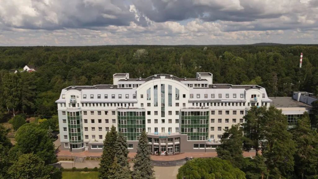 Корпус спа-отеля «Аквамарин» в Зеленогорске среди сосен