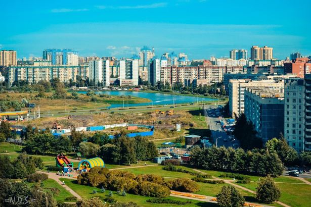 Парк «Озеро Долгое» уже облагородили. Вокруг озера появилась дорожка, построена детская площадка, есть сцена для массовых уличных гуляний и концертов. На льду озера образовался стихийный каток.&nbsp;