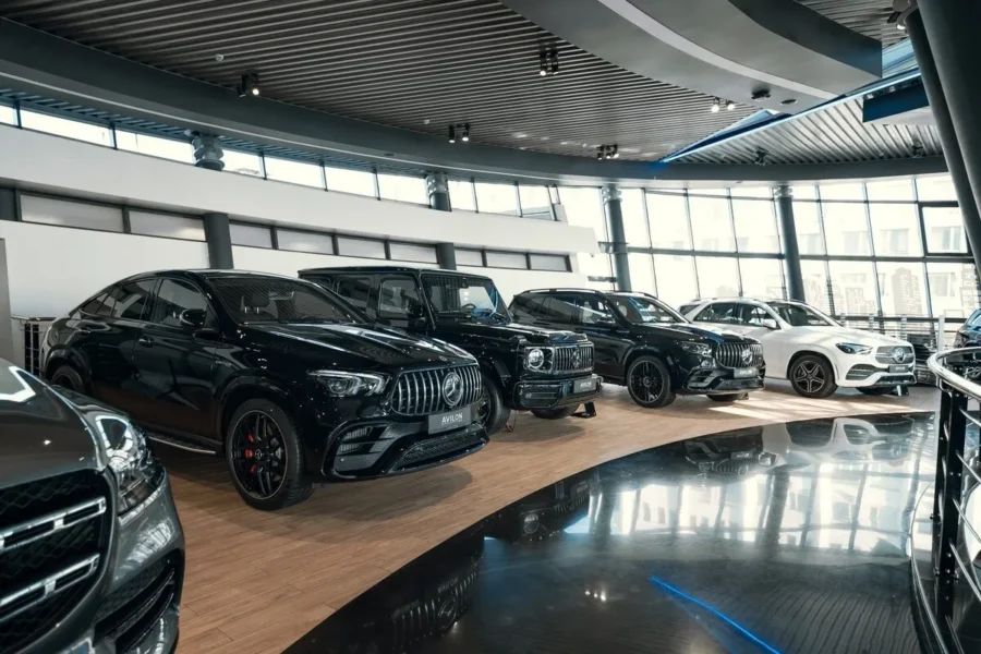 Просторный шоу-рум Авилон с выставленными спортивными автомобилями премиум-класса и современным интерьером
