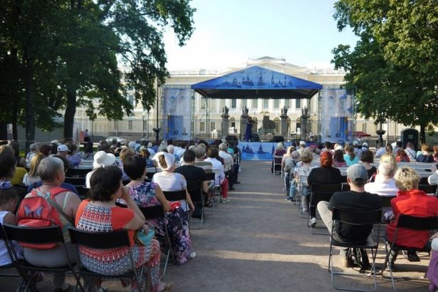 u041au043eu043du0446u0435u0440u0442 u00abu0412u0430u043bu044cu0441u044b u0428u0442u0440u0430u0443u0441u0430u00bb u043du0430 u043fu043bu043eu0449u0430u0434u0438 u0418u0441u043au0443u0441u0441u0442u0432