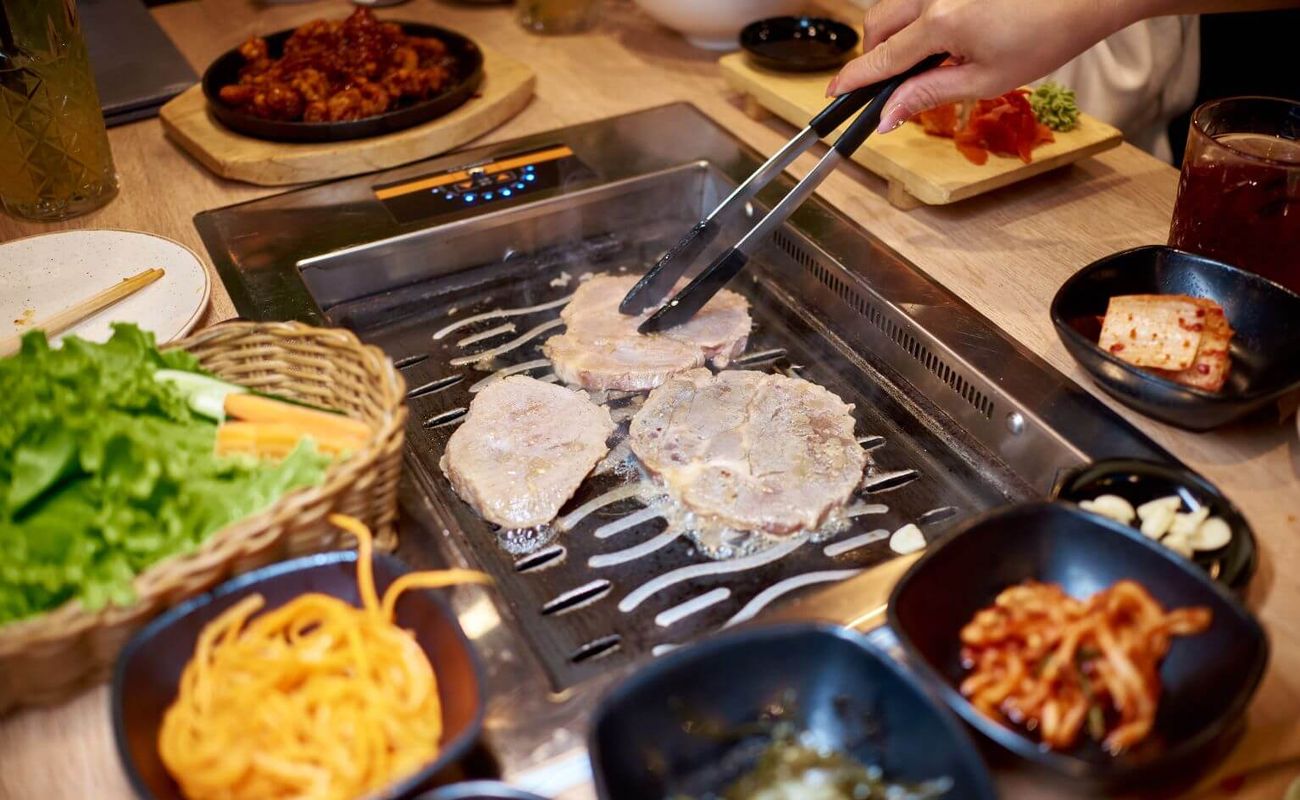 Взять аппетитный кусочек баранины, говядины или другого мяса, самостоятельно приготовить вкуснейшее блюдо под присмотром профессионалов корейской кухни и насладиться им с семьей, любимым человеком или друзьями. Такое необычное посещение предлагает своим гостям ресторан корейской кухни Korean BBQ Гриль 코바. А к мясу хорошо бы взять и другие традиционные блюда.