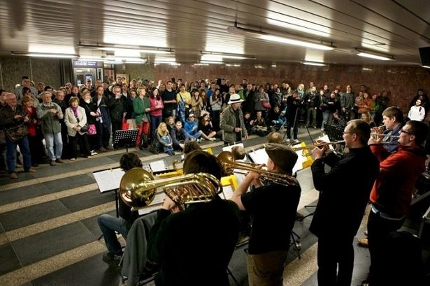 u041du0430 u043fu043bu0430u0442u0444u043eu0440u043cu0435 u043cu0435u0442u0440u043e u0437u0430u0438u0433u0440u0430u0435u0442 u043au043bu0430u0441u0441u0438u043au0430