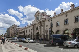 От старейшего Сытного (с 1711 года) до единственного птичьего Полюстровского — адреса, часы и что покупать.