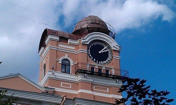 В Петербурге не только дворцы и шпили, но и обычные дома создают удивительную атмосферу, в которую влюбляешься. В каждом доме есть что-то уникальное: своя история или просто необычная деталь: