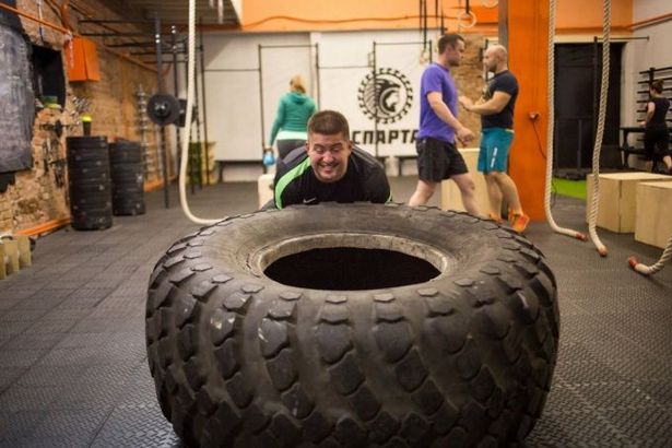 Каждую субботу в 10:00 петербуржцы могут посещать тренировки по кросс-фиту за свободную оплату. Под надзором опытного тренера горожане попробуют активные тренировки на все группы мышц, которые применяются в подготовке спецвойск, получат ценные советы по питанию и поддержанию своего тела в тонусе в зимний период.