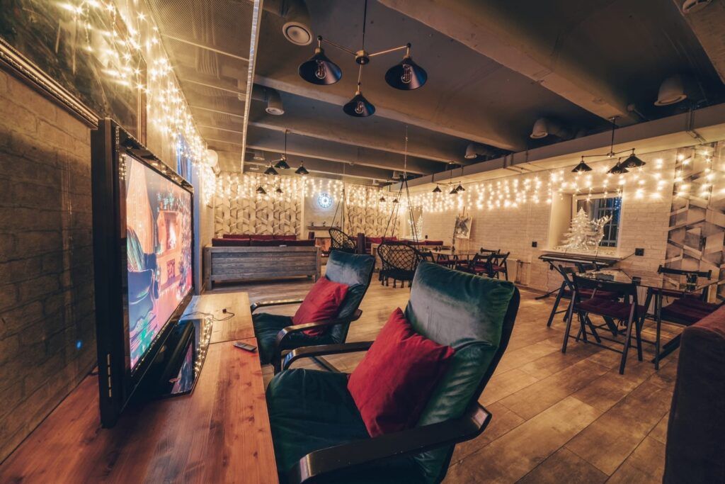 Исследуйте мир «Манчкина», «Уно», «Каркассона», «Диксита» и других захватывающих игр, посетив уютные кафе и игровые лофты в Петербурге. Выбирайте из списка лучших антикафе, где можно сыграть в «Мафию», сразиться в PlayStation, насладиться ароматным чаем по литрам и насладиться изысканными лакомствами. Полная информация о тарифах, адресах и режиме работы – в нашей подборке мест, где поиграть в настолки.