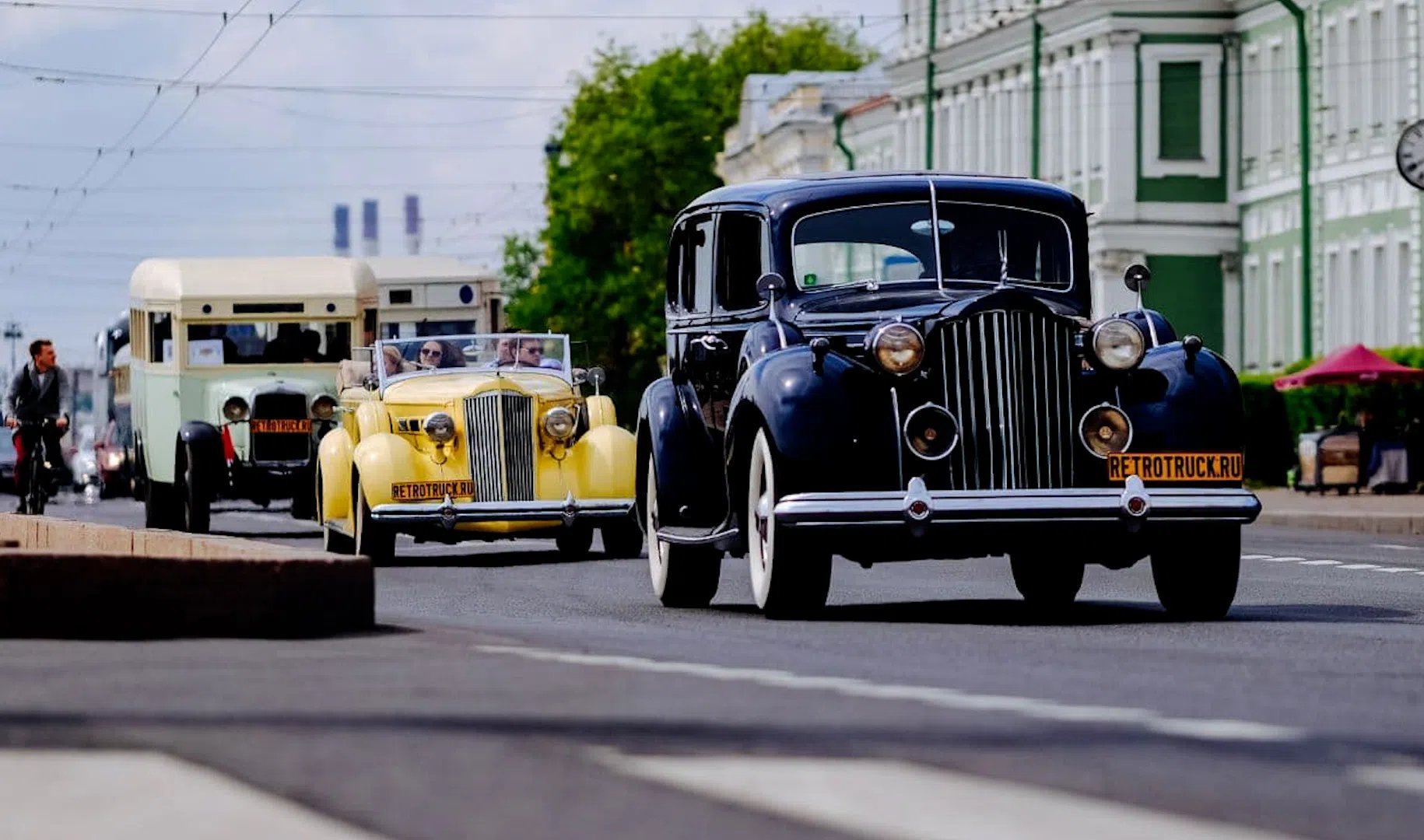 27 мая горожане смогут встретить на петербургских улицах самые разнообразные раритетные образцы машиностроения. Свыше 50 ретро-автобусов, троллейбусов, грузовиков и легковушек тронутся в путь от гостиницы «Прибалтийская» и пройдут парадом по Невскому проспекту, а затем будут выставлены на Инженерной улице.