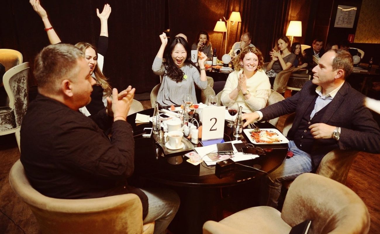 В центре Петербурга проводят веселые интеллектуальные игры для любителей пошевелить мозгами, почувствовать себя умнее других и ярко провести время. Игры походят в формате командной викторины, а победившая команда получает ценные призы.