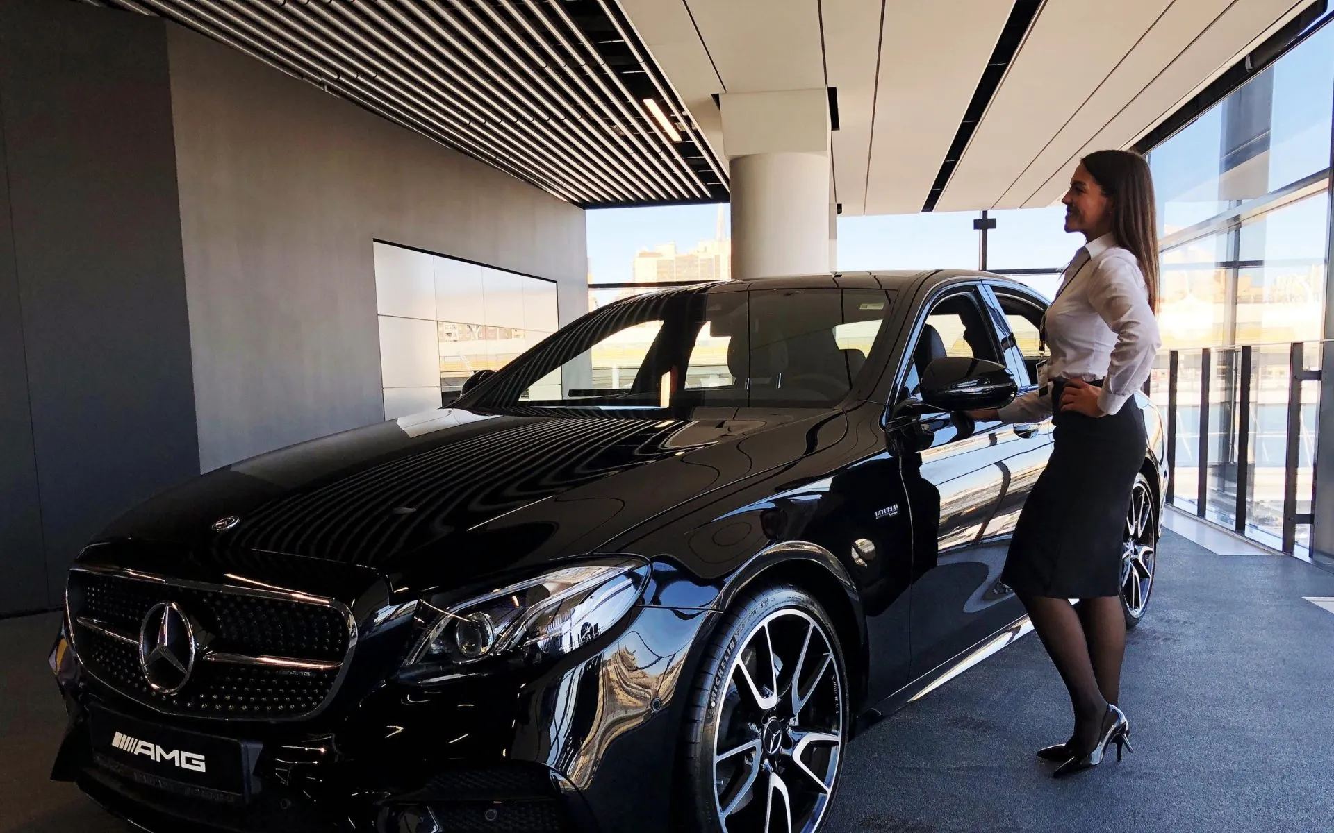 Официальный Porsche на Школьной, Mercedes-AMG в «Звезде Невы», BMW M в «АВТОДОМ» и мультибрендовый РОЛЬФ — 5 дилеров с проверенными контактами.