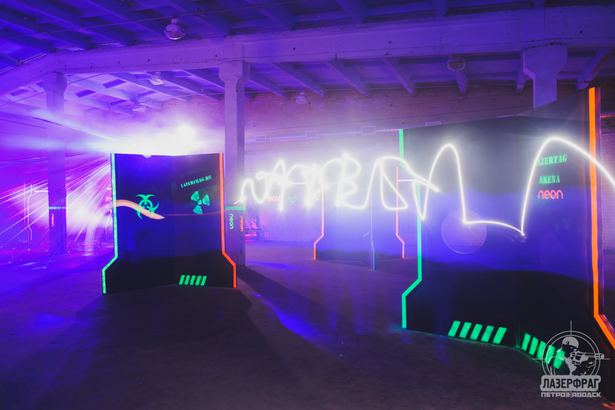 Неоновая арена с RGB-сенсорами, мультизональными датчиками и голосовым сопровождением на русском — для дней рождения и корпоративов.