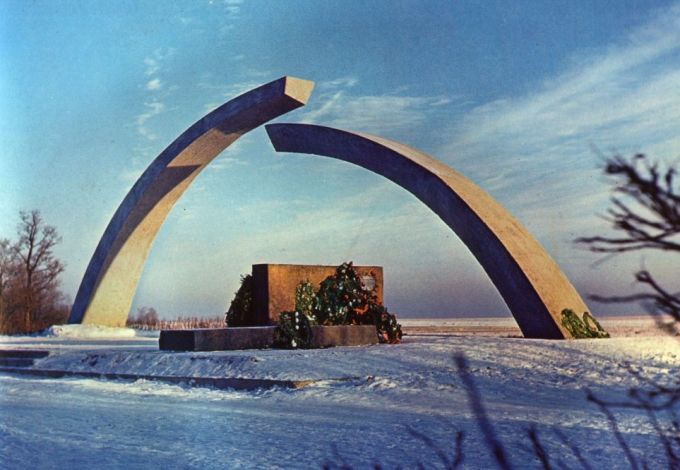  u041fu0430u043cu044fu0442u043du0438u043a u0431u043bu043eu043au0430u0434u044b: u041cu0435u043cu043eu0440u0438u0430u043b u00abu0420u0430u0437u043eu0440u0432u0430u043du043du043eu0435 u043au043eu043bu044cu0446u043eu00bb