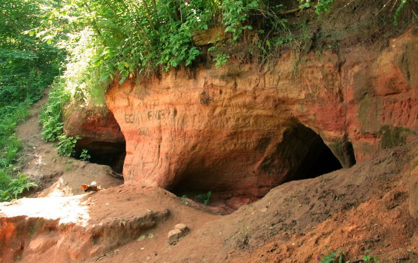 Заповедную зону с пещерами и фонтанами в часе езды от Петербурга можно посетить уже сейчас. Туристы могут попасть на экскурсию по предварительной записи и при наличии маски и перчаток.