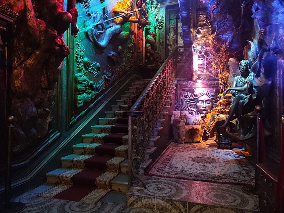 Сказочный музей «Особняк-Небылица» в Санкт-Петербурге приглашает гостей в мир русских сказок и мировых легенд. Расположенный в историческом особняке на улице Некрасова, музей предлагает посетителям погрузиться в атмосферу волшебства и мифов.