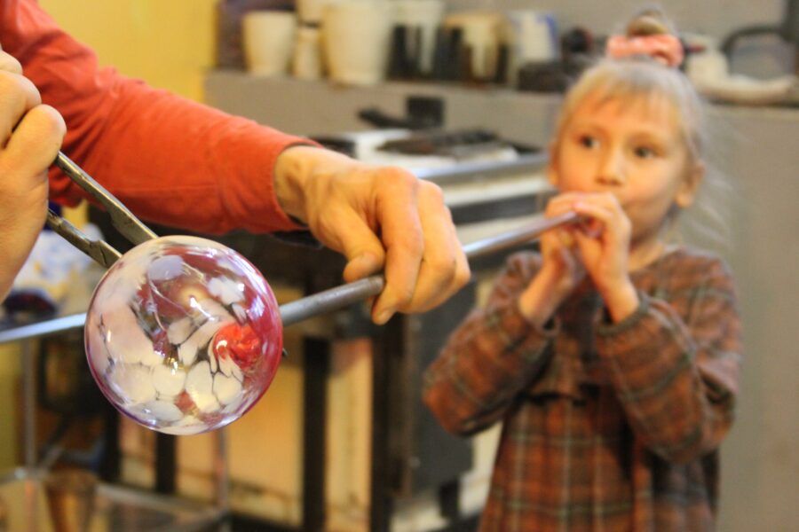 От создания фигурок из глины до изучения робототехники, от мастерства в живописи до секретов кулинарии – в городе на Неве дети могут погрузиться в увлекательный мир мастер-классов по самым разным направлениям, интересам и возрастам. Питер Online собрал 30 мастер-классов для детей в Санкт-Петербурге, которые не только помогут развить и раскрыть творческие способности, но и приобрести новые навыки, а главное – весело провести время и получить массу положительных эмоций.