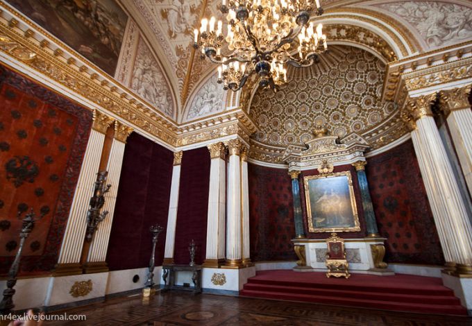 u0412u0435u043bu0438u043au043eu043bu0435u043fu043du044bu0439 u041fu0435u0442u0440u043eu0432u0441u043au0438u0439 u0437u0430u043b u043eu0442u043au0440u043eu044eu0442 u0432 u042du0440u043cu0438u0442u0430u0436u0435 u0432 u0434u0435u043au0430u0431u0440u0435