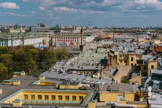 10 необычных экскурсий по Петербургу, после которых вы перестанете ходить только в Эрмитаж: крыши с панорамами, дворы-колодцы, коммуналки Довлатова, мистика Ротонды и развод мостов с воды.