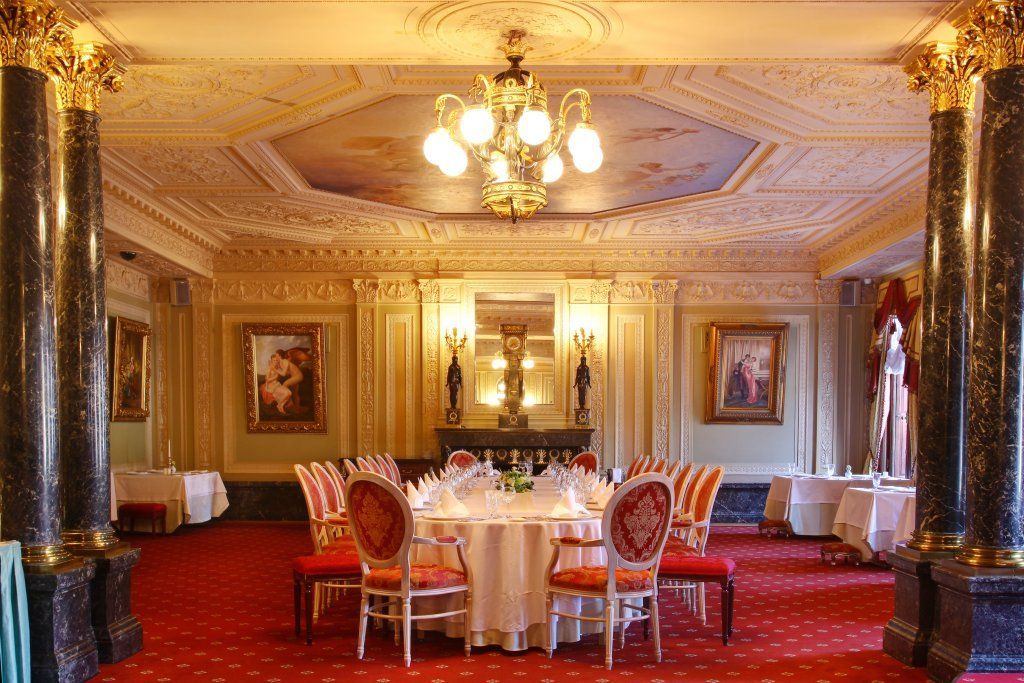 Как отметить свадебное торжество, чтобы запомнить его на всю жизнь? Питер Online предлагает 15 уникальных площадок в городе на Неве на любой вкус. Вас ждет калейдоскоп впечатлений: романтические прогулки по улицам и набережным северной столицы, музеи, где можно сделать потрясающую фотосессию, рестораны с разнообразным меню и, конечно же, шикарные отели.