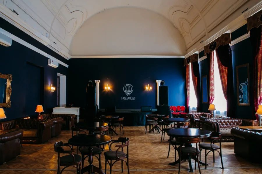 Пространство Freedom в лофт-стиле с кирпичными стенами, деревянными балками и современным освещением