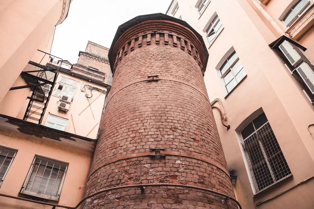 Прогуливаясь по линиям и проспектам Васильевского острова, вы наверняка не подозреваете, что проходите мимо мест, окутанных таинственными легендами. Здесь чувствуется особая энергетика, древние сущности охраняют свои владения, а в воздухе витает едва уловимый аромат мистики. Предлагаем совершить необычную прогулку по самым загадочным уголкам «Васьки», где меняются судьбы и сбываются желания.