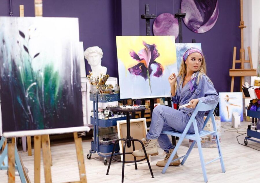 Питер Online нашел студии для тех, кто давно хочет поработать с деревом, металлом, глиной, тканью и стеклом. Совсем не обязательно иметь многолетний опыт и знания. Мастера с нуля обучат вас писать картины маслом, выдувать вазу, шить трендовую одежду, ковать из железа ножи, изготовлять ювелирные украшения и делать мебель из дерева.