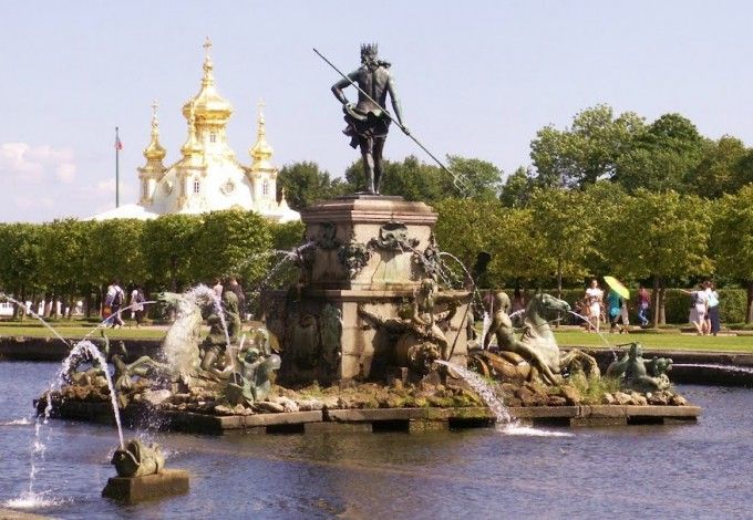 u0412 u041fu0435u0442u0435u0440u0433u043eu0444 u0432u0435u0440u043du0435u0442u0441u044f u0444u043eu043du0442u0430u043d "u041du0435u043fu0442u0443u043d"