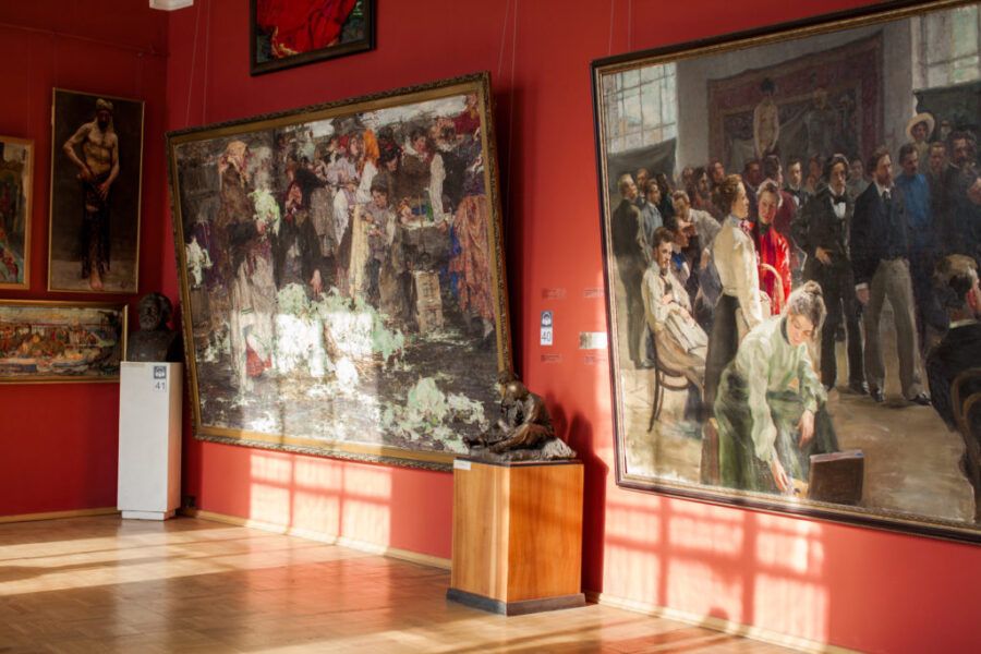 Туристы и местные жители часто ограничиваются самыми популярными петербургскими художественными музеями — Эрмитажем и Русским. Но в городе есть десятки других интересных галерей. Питер Online делится местами, где собраны впечатляющие коллекции и проходят крутые выставки современного искусства.