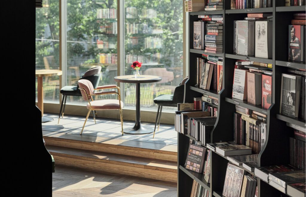 Вместо офиса и дома — комфортные и стильные рабочие пространства, где только вы, тишина и ноутбук. Ну и еще пара-тройка горящих дедлайнов, куда же без них. Питер Online составил подборку мест, где можно спокойно поработать, устроить совещания, провести занятия и подготовиться к экзаменам.