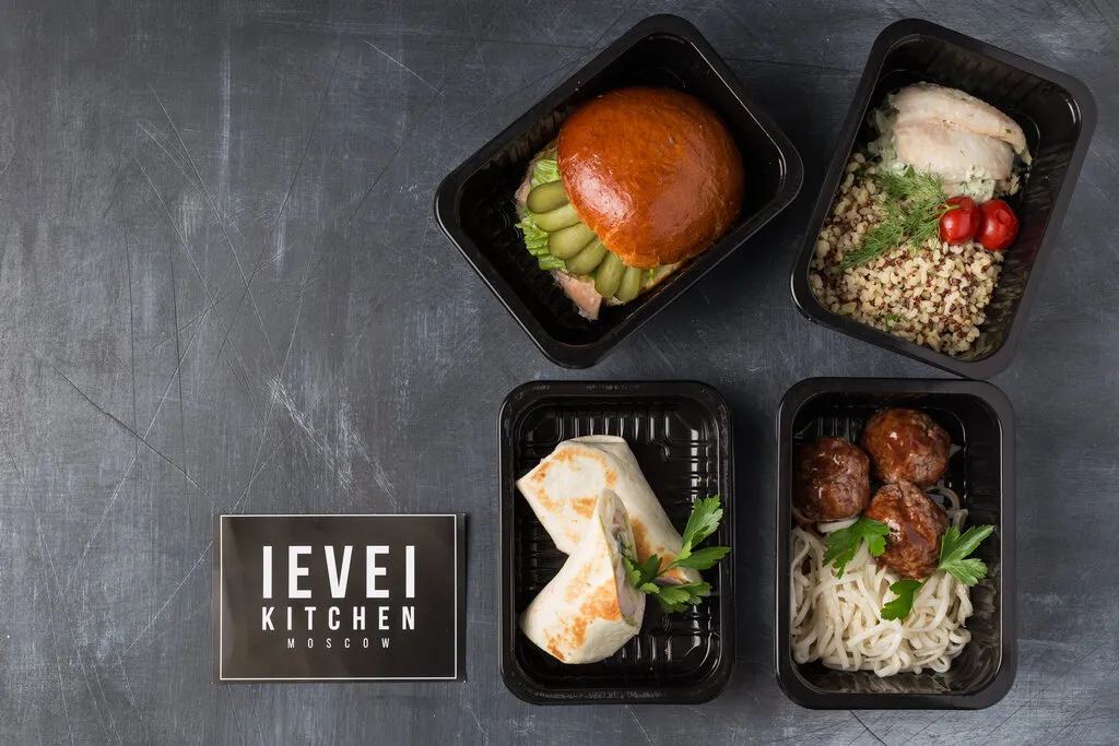 Четыре блюда Level Kitchen в контейнерах