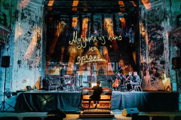 С 10 по 31 августа жители и гости Петербурга смогут погрузиться в волшебную атмосферу кино и музыки в стенах исторической церкви Анненкирхе. Зрители смогут насладиться исполнением культовых музыкальных произведений в мастерском исполнении Ансамбля солистов «Оркестра 1703» под руководством Георгия Фёдорова, а также талантливых Николая Бронзова и Ольги Котляровой на электрооргане.