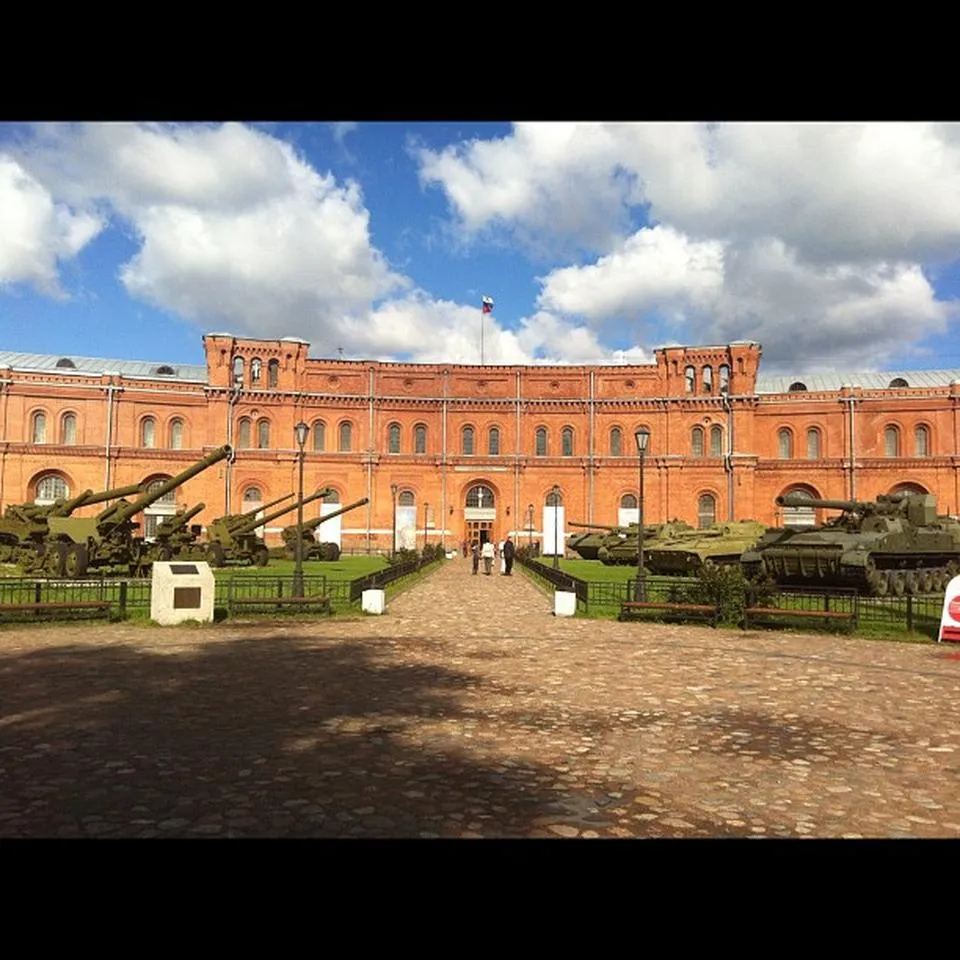 Двор Военно-исторического музея артиллерии в Санкт-Петербурге с орудиями под открытым небом