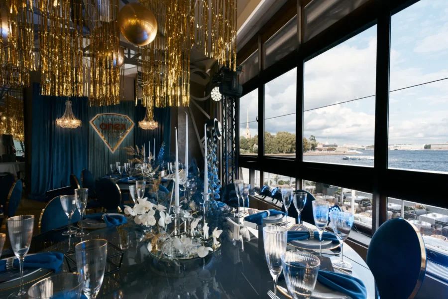 Ресторан-корабль Летучий Голландец, пришвартованный у набережной в вечернее время с праздничной подсветкой