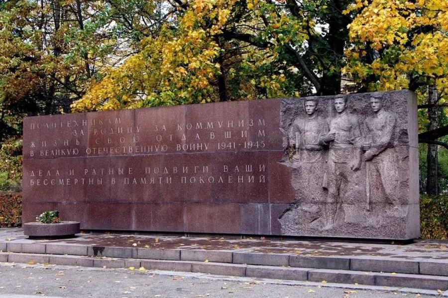 Гранитный монумент в память о студентах и сотрудниках Политехнического института, погибших в годы Великой Отечественной войны