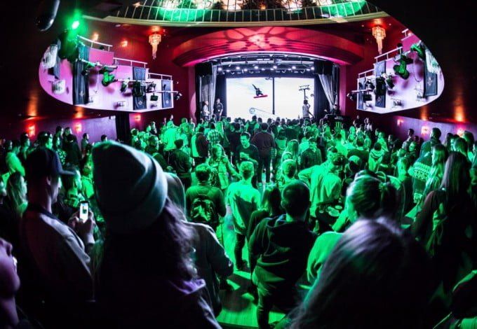 Зима в&nbsp;этом году пришла в Россию&nbsp;на месяц раньше: в конце октября звезды сноубординга первой величины посетили Санкт-Петербург с премьерным показом сразу трех фильмов.Северная столица стала&nbsp;официальной остановкой European Movie Tour от&nbsp;Monster&nbsp;Energy. В Петербурге кино-вечеринка отшумела в самом настоящем особняке XIX века «Дворец Олимпия» с экраном 4х6 метров!