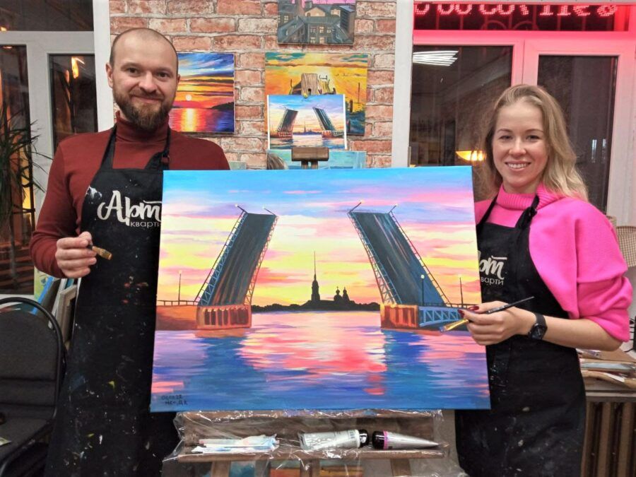 Когда прогулки по городу и вечера с роллами и фильмами надоели, пригласите свою вторую половину на творческий мастер-класс. Вместе вы нарисуете интерьерную картину, слепите глиняную посуду, разучите танец и сварите собственную шоколадную плитку. Читайте подборку, чтобы узнать обо всех мастер-классах, где можно интересно провести время и признаться в чувствах.