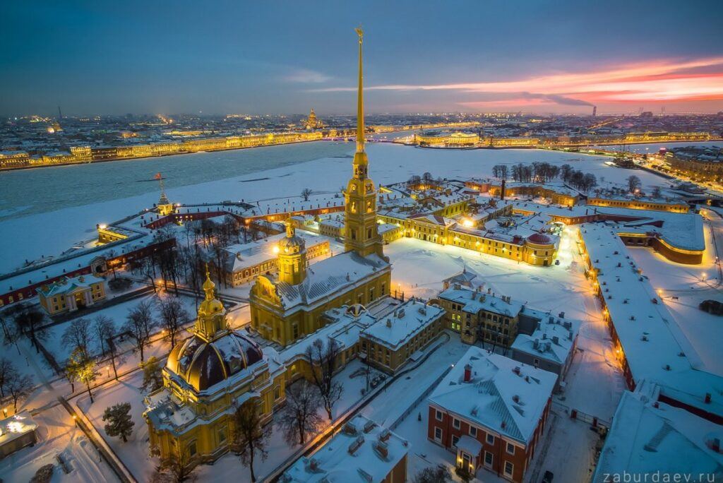 Каток среди леса, рождественские концерты в особняке, сверкающие ярмарки с запахом корицы и глинтвейна, атмосферные кафешки и умопомрачительные декорации улиц — вот они, атрибуты новогоднего Петербурга. Вы без напряга организуете себе насыщенную программу на праздники. Читайте статью Питер Online и сохраняйте 30 классных идей, куда пойти и на что посмотреть в зимние каникулы.