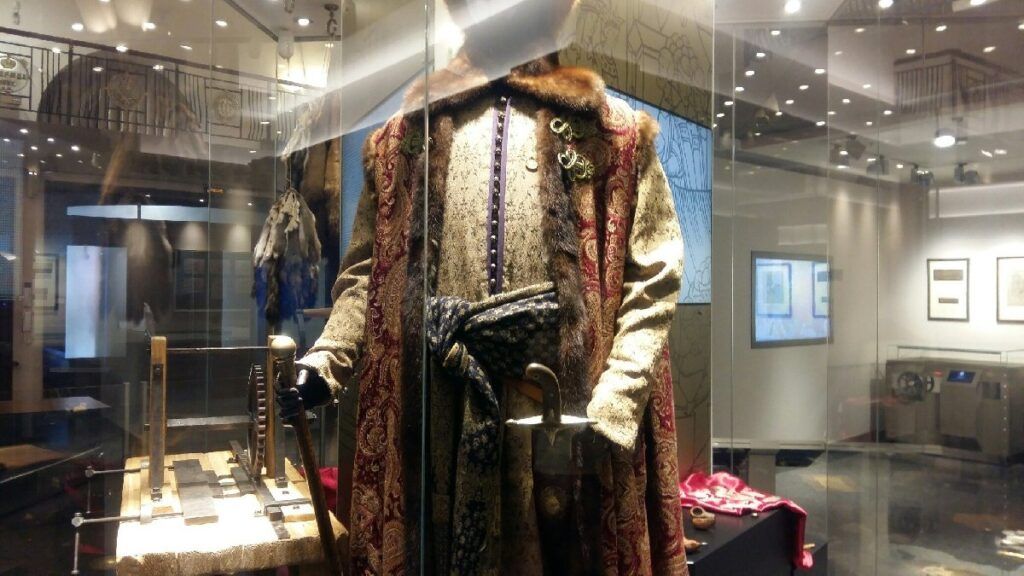 Это не просто хранилище старинных вещей, а настоящий центр обучения и исследования. С более чем 2500 экспонатами, музей истории денег предлагает обширный обзор истории денег в России через двадцать интерактивных инсталляций, познавательные видеоматериалы, а также через значительную коллекцию подлинных монет и банкнот.