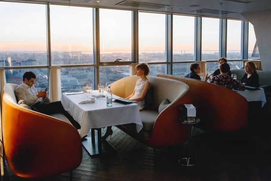 Панорамный вид из ресторана Этаж 41 на вечерний Петербург с высоты птичьего полета