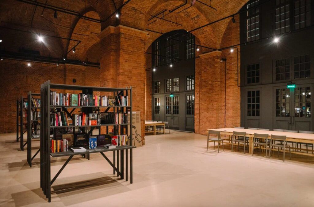 Вместо офиса и дома — комфортные и стильные рабочие пространства, где только вы, тишина и ноутбук. Ну и еще пара-тройка горящих дедлайнов, куда же без них. Питер Online составил подборку мест, где можно спокойно поработать, устроить совещания, провести занятия и подготовиться к экзаменам.