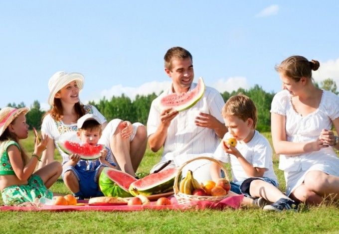 u041fu0440u0430u0437u0434u043du0438u043a u00abu0412u0435u043du0435u0446 u0432u0441u0435u0445 u0446u0435u043du043du043eu0441u0442u0435u0439 u2014 u0441u0435u043cu044cu044fu00bb u0432 u041bu0435u0442u043du0435u043c u0441u0430u0434u0443