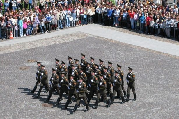 u0412 u041du0430u0440u044bu0448u043au0438u043du043eu043c u0431u0430u0441u0442u0438u043eu043du0435 u0441u043eu0441u0442u043eu0438u0442u0441u044f u0440u0430u0437u0432u043eu0434 u043au0430u0440u0430u0443u043bu0430