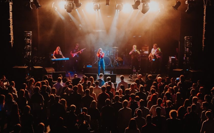 u00abu041cu042b u0417u0414u0415u0421u042cu00bb u2014 u0431u043eu043bu044cu0448u043eu0439 u0438u043du0434u0438-u0444u043eu043bu043a u043au043eu043du0446u0435u0440u0442 u043fu0440u043eu0439u0434u0435u0442 u0432 u041fu0435u0442u0435u0440u0431u0443u0440u0433u0435