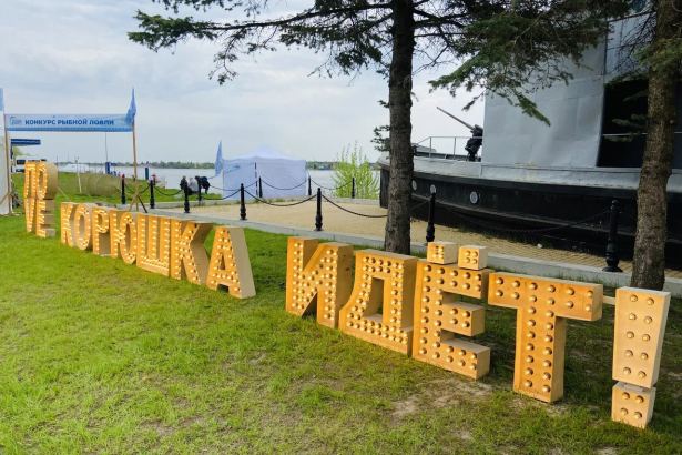 В Петербурге скоро появится еще один необычный памятник, который составит серьезную конкуренцию известному всем Чижику. На сей раз в бронзе увековечат корюшку, которую по праву считают одним из символов северной столицы. Скульптор Владимир Петровичев уже приступил к разработке макета памятника.