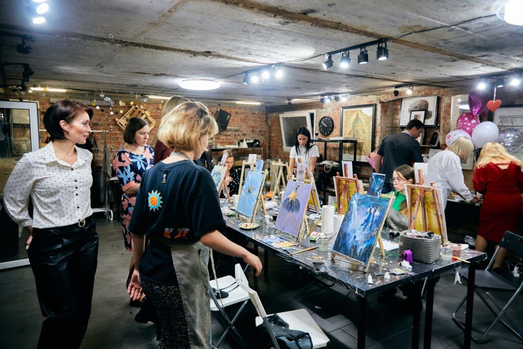 Мастер-класс в АРТ-проекте ARTISTA: участники рисуют петербургские виды с бокалом вина