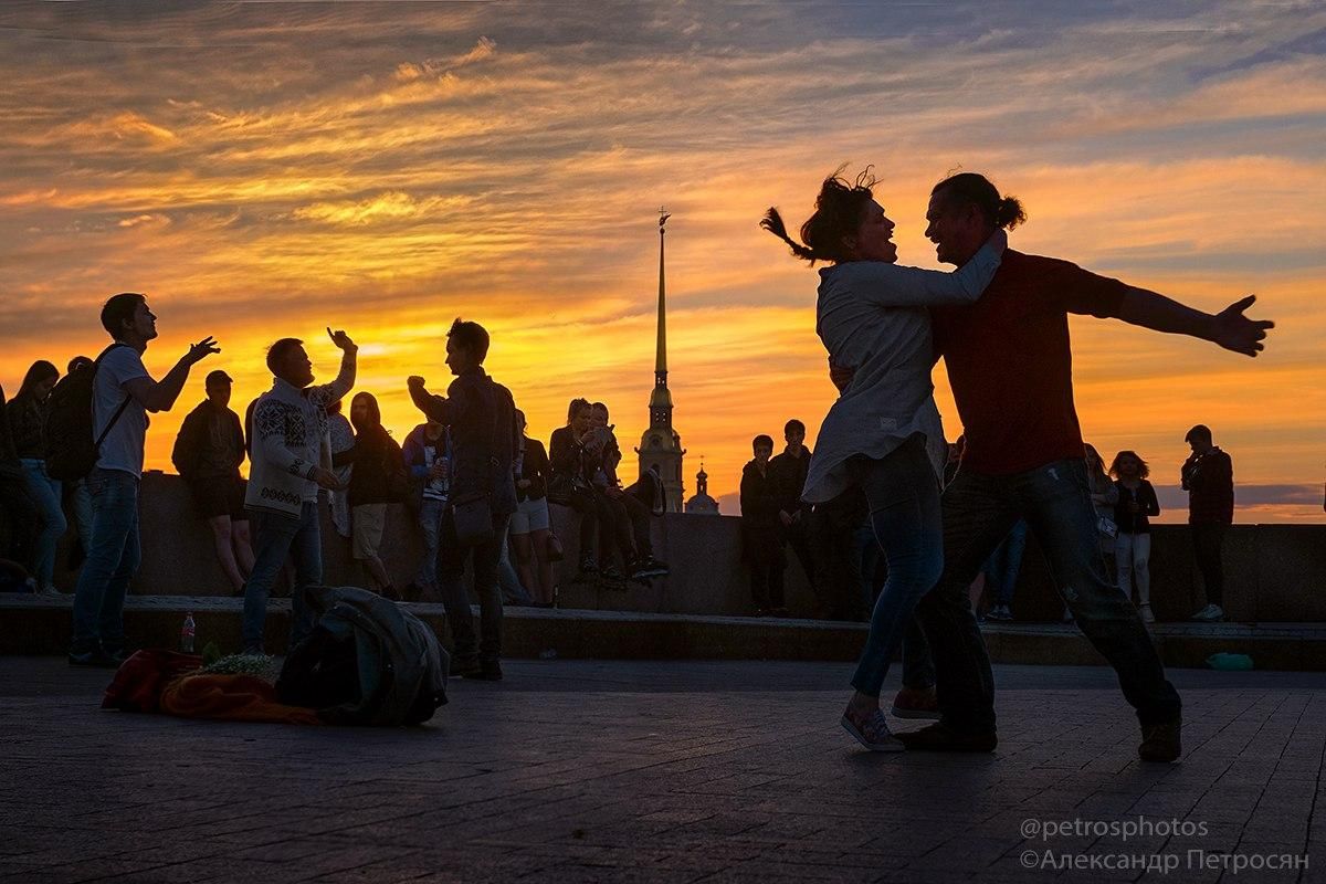 Провести время на улице с пользой для настроения и тела можно без потерь для кошелька. «Питер Online» собрал подборку интересных площадок для занятий танцами, йогой, бегом и фитнесом, которые можно посетить бесплатно.