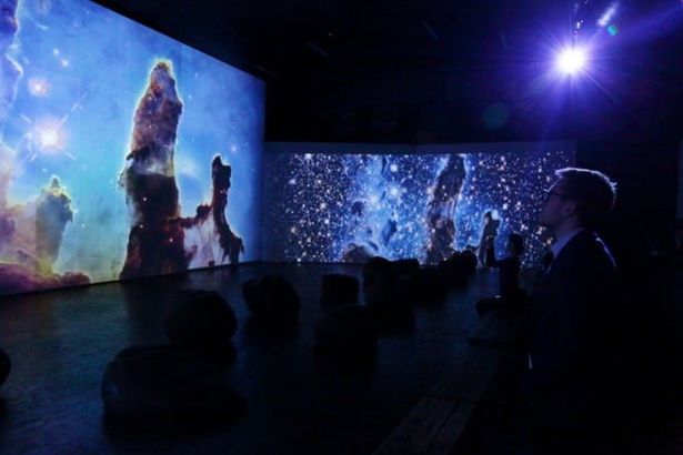 22 декабря петербуржцы и гости города побудут в шкуре космонавта и окажутся в открытом космосе и совершат увлекательное путешествие на Марс. Для всего этого будут применять технологию виртуальной реальности и видеомаппинг. Жителей Петербурга ждет нечто невероятное.